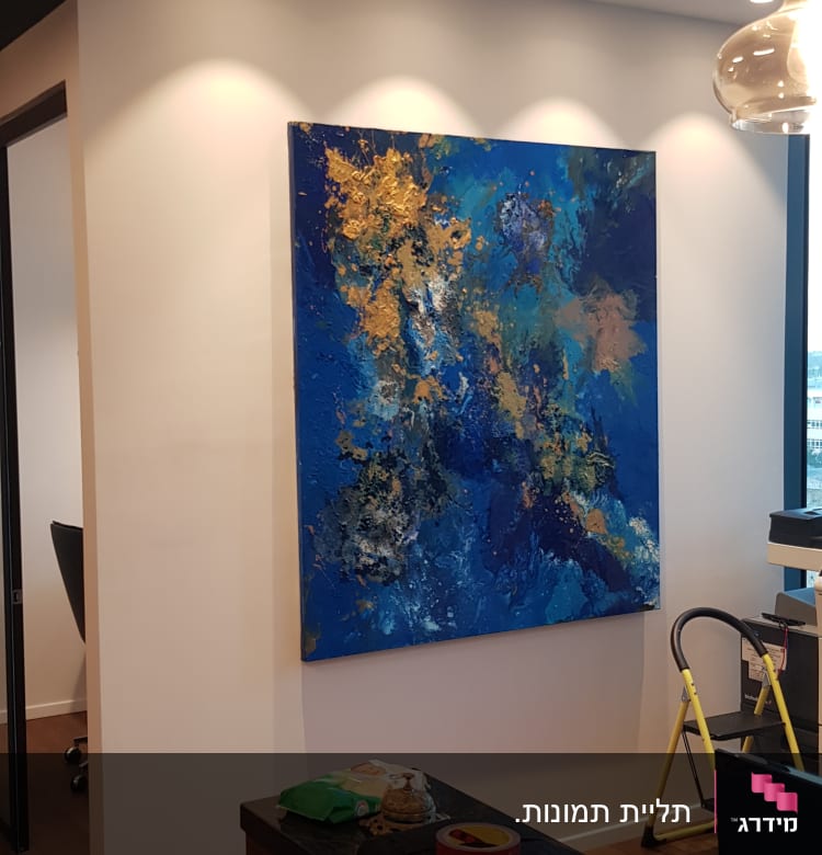 כלי עבודה על הרצפה, סולם צהוב, סרט מדידה אדום